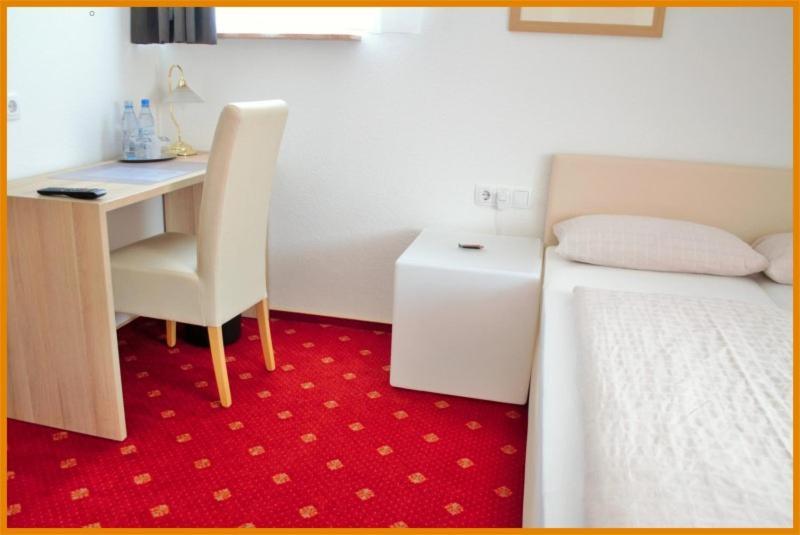 Hotel-Garni 'Zum Weinkrug' ซอมเมอร์เฮาเซน ภายนอก รูปภาพ