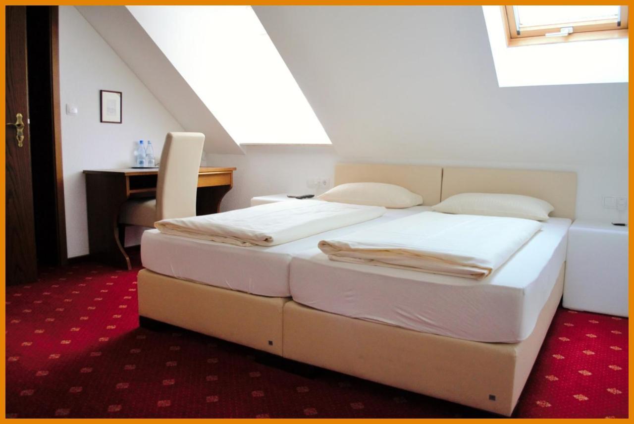 Hotel-Garni 'Zum Weinkrug' ซอมเมอร์เฮาเซน ภายนอก รูปภาพ