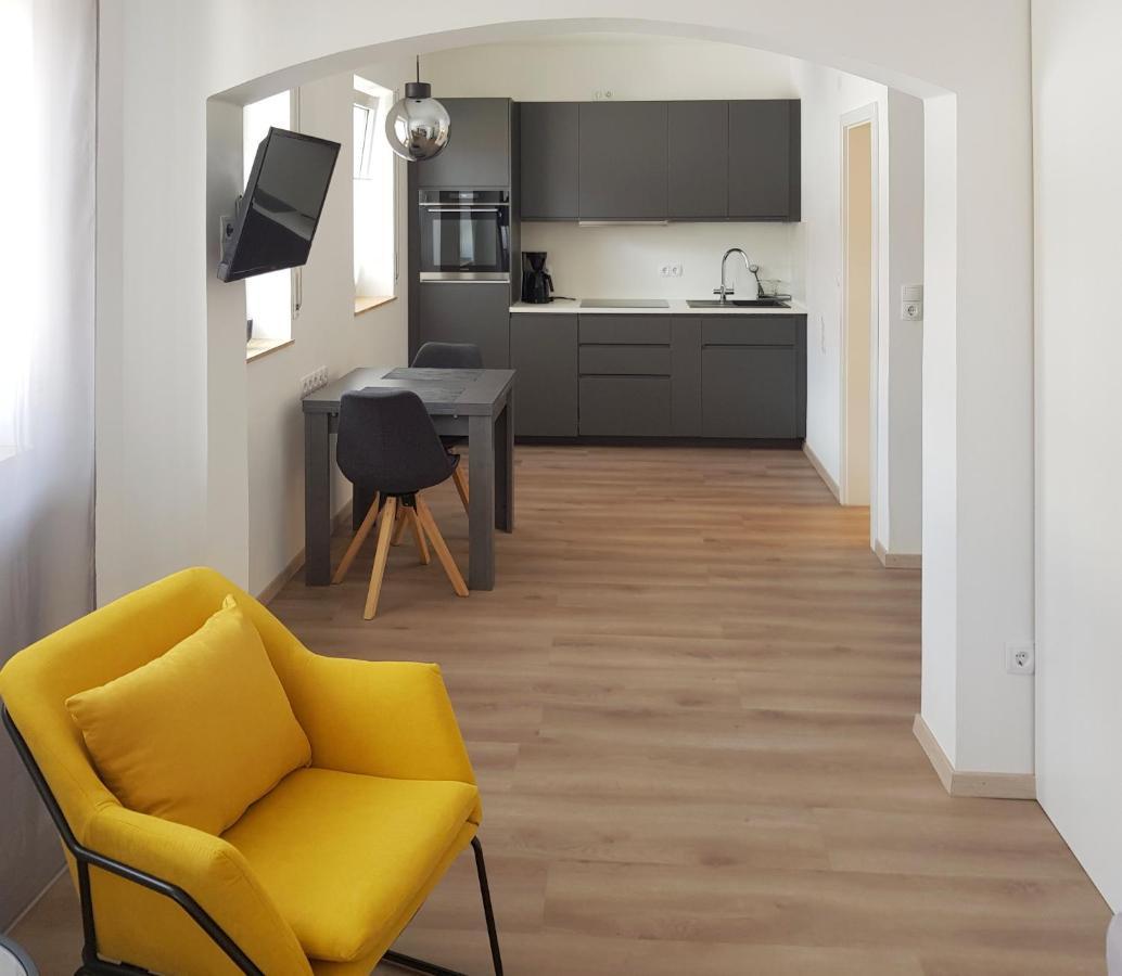 Hotel-Garni 'Zum Weinkrug' ซอมเมอร์เฮาเซน ภายนอก รูปภาพ