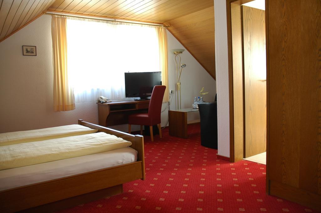 Hotel-Garni 'Zum Weinkrug' ซอมเมอร์เฮาเซน ห้อง รูปภาพ