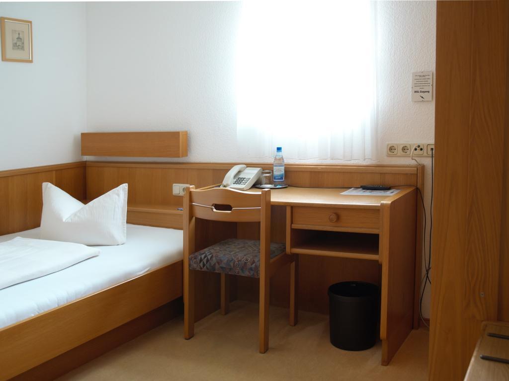 Hotel-Garni 'Zum Weinkrug' ซอมเมอร์เฮาเซน ห้อง รูปภาพ