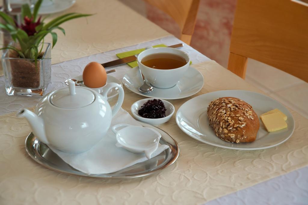 Hotel-Garni 'Zum Weinkrug' ซอมเมอร์เฮาเซน ภายนอก รูปภาพ