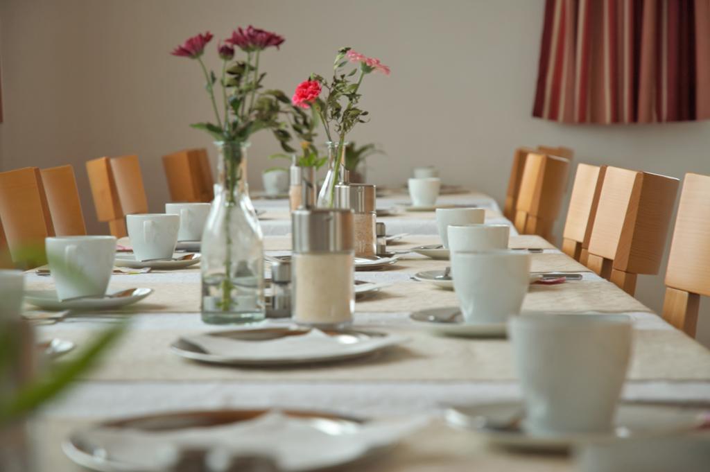 Hotel-Garni 'Zum Weinkrug' ซอมเมอร์เฮาเซน ภายนอก รูปภาพ