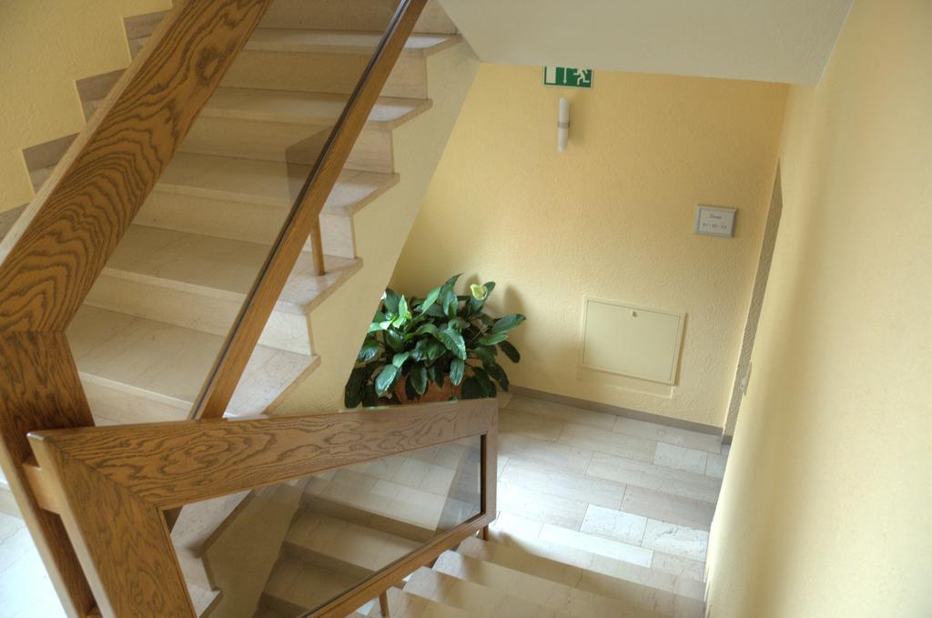 Hotel-Garni 'Zum Weinkrug' ซอมเมอร์เฮาเซน ภายนอก รูปภาพ