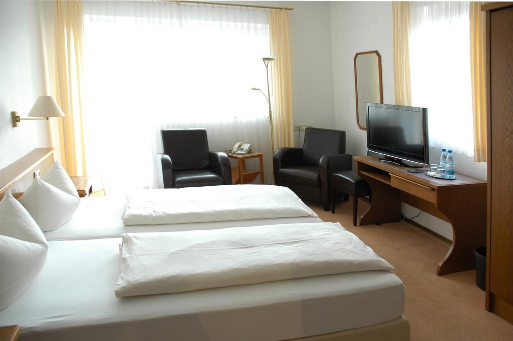 Hotel-Garni 'Zum Weinkrug' ซอมเมอร์เฮาเซน ห้อง รูปภาพ
