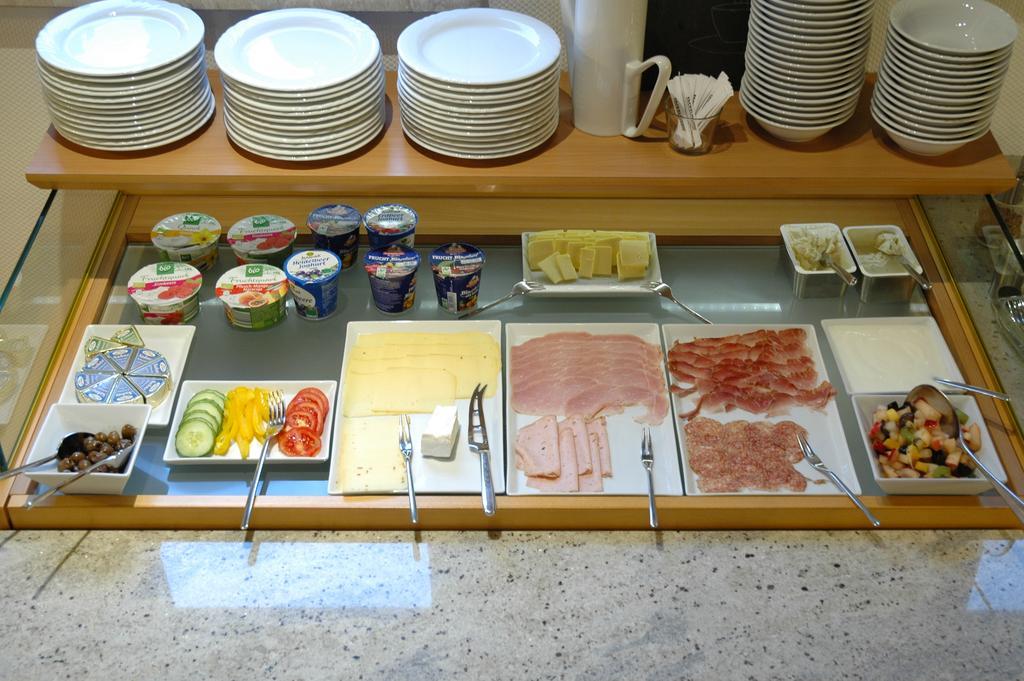 Hotel-Garni 'Zum Weinkrug' ซอมเมอร์เฮาเซน ภายนอก รูปภาพ