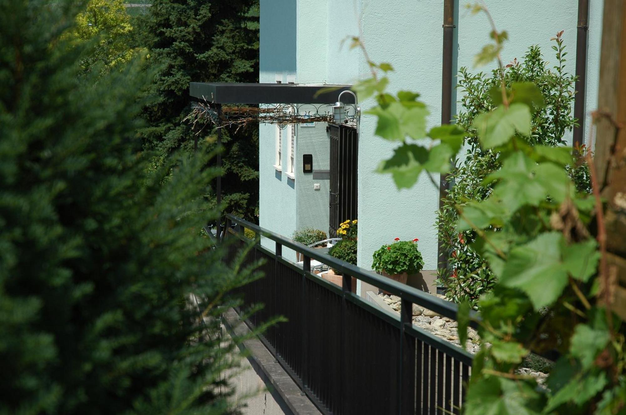 Hotel-Garni 'Zum Weinkrug' ซอมเมอร์เฮาเซน ภายนอก รูปภาพ