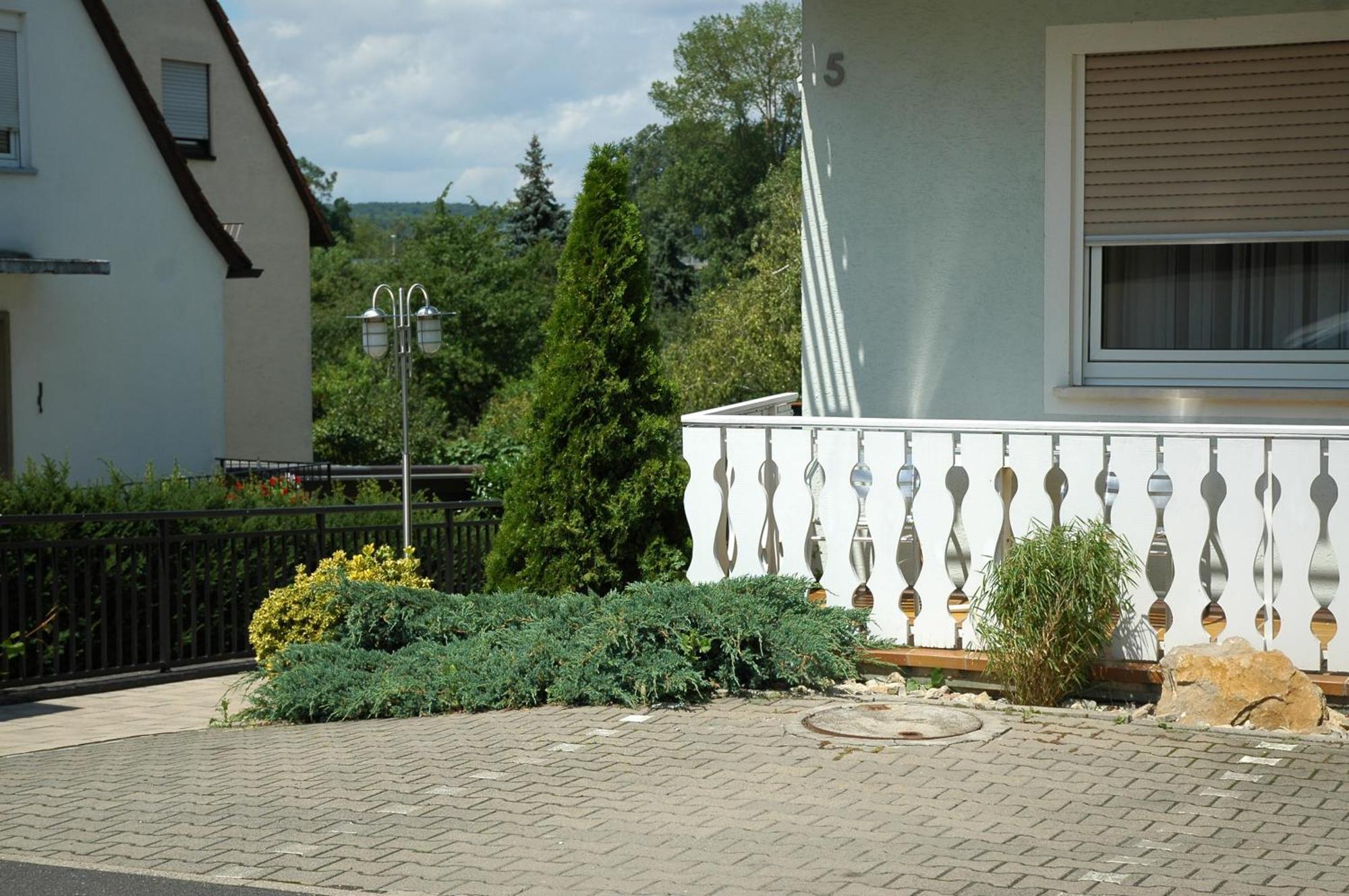 Hotel-Garni 'Zum Weinkrug' ซอมเมอร์เฮาเซน ภายนอก รูปภาพ