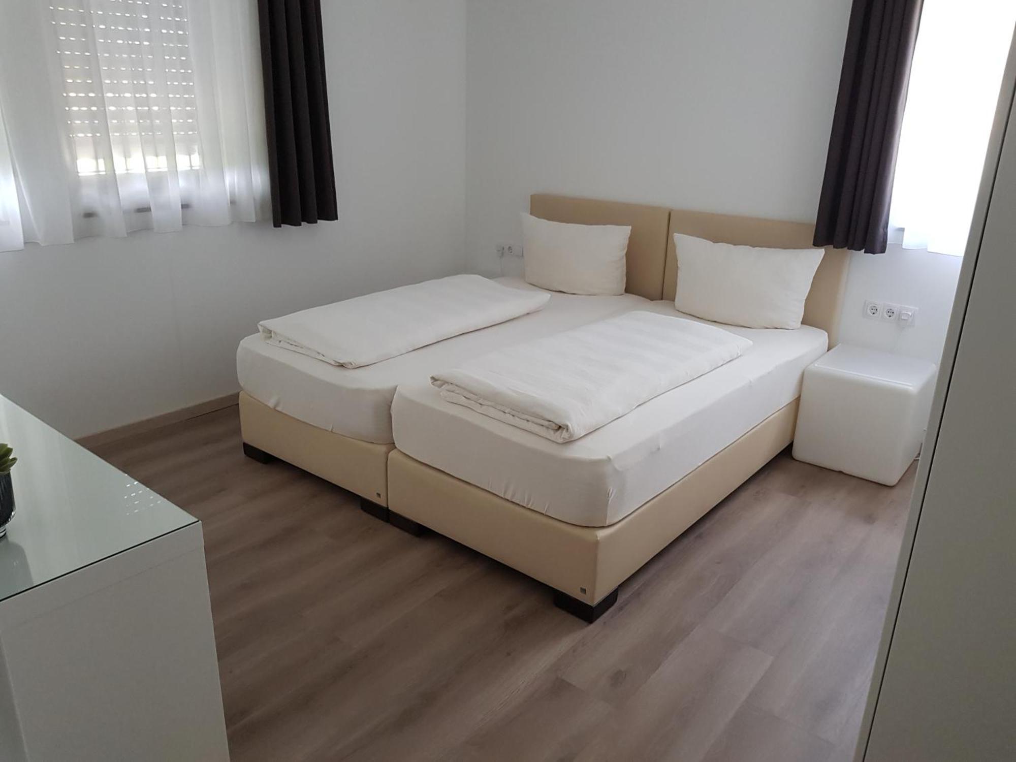 Hotel-Garni 'Zum Weinkrug' ซอมเมอร์เฮาเซน ห้อง รูปภาพ